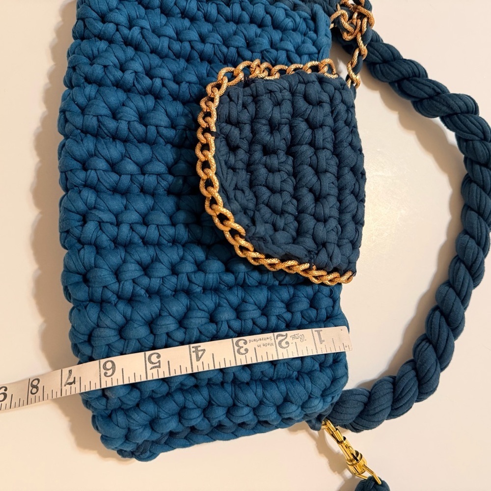 Crochetted handmade crossbody/shoulder bag in teal green, gold tone metal chain - Picture 4 of 10